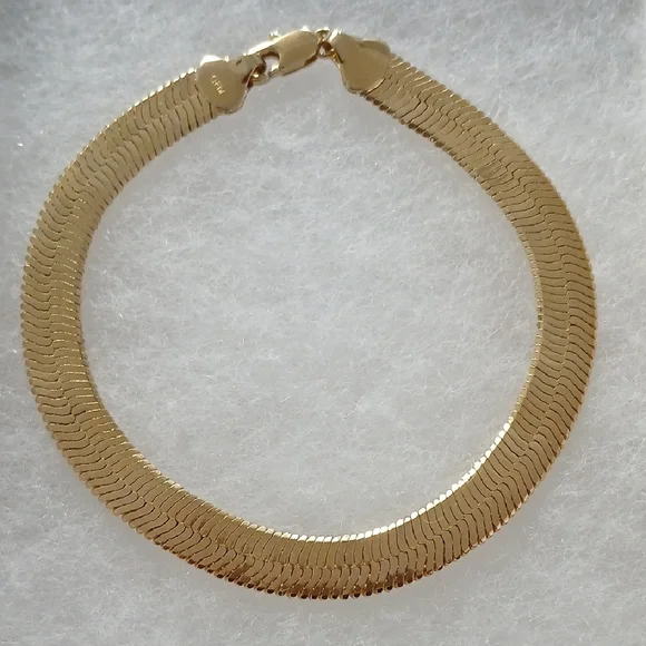 Elegant Gold Bracelet - Picture 4 of 4